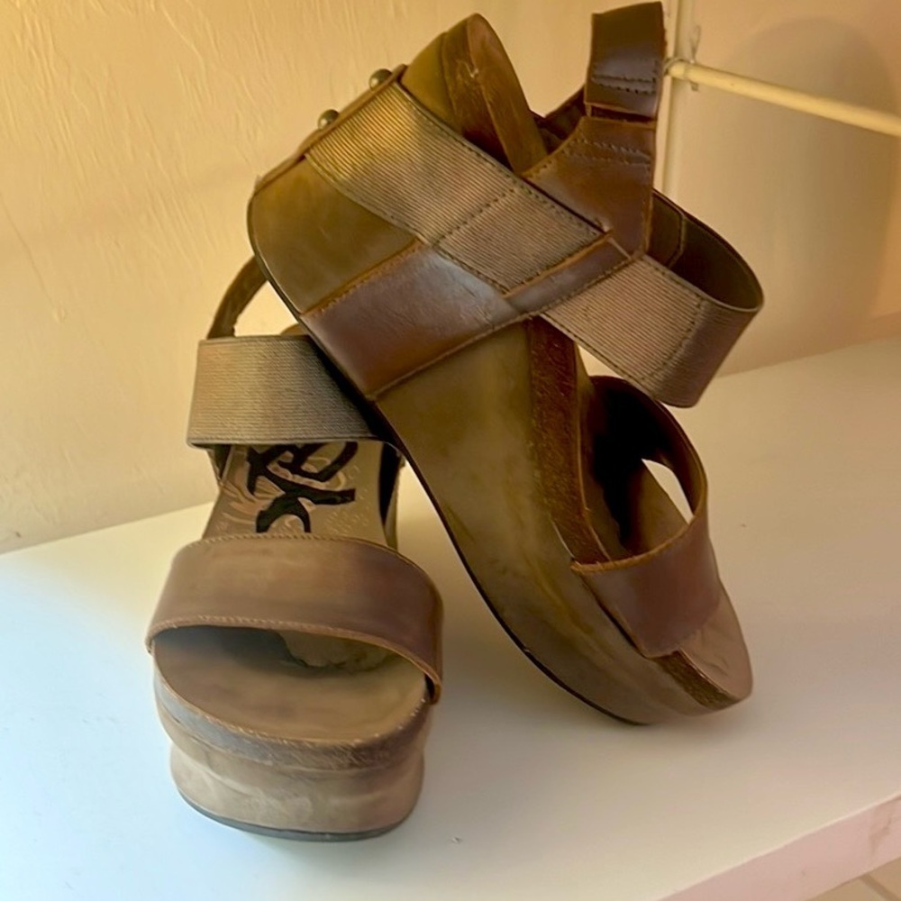 OTBT,Bushnell Wedge Sandals Womens
Metallic Bronze Beige Leather,GUC,Size 6.5 - Picture 13 of 13